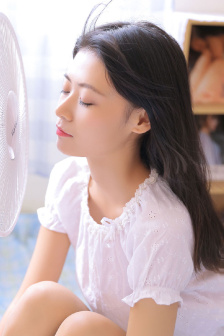 长腿校花揉白腿喷一地水